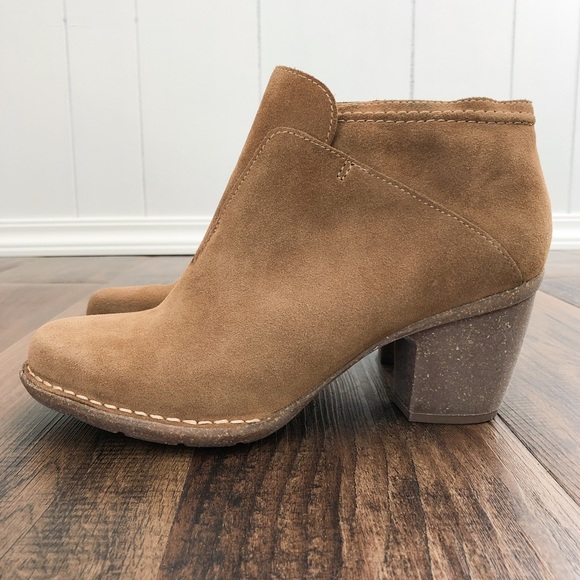 Clarks Ankle Boot 9.5 WIDE Unstructured Zip Up “Carleta York” - Tan Suede
